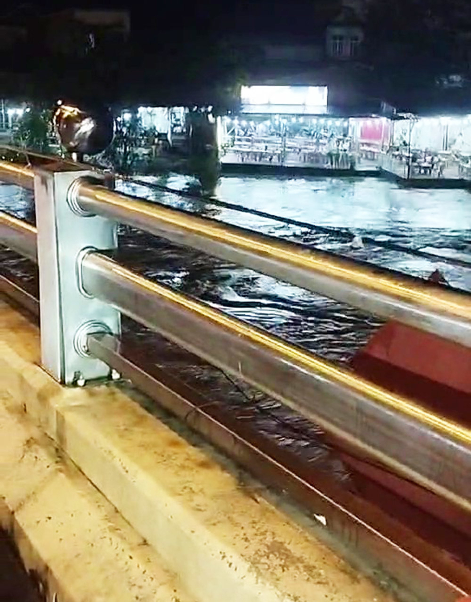 武嘉河、秋盆河水位迅速上涨,岘港多地洪水泛滥